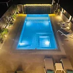 Flev\'S Luxury House With Pool