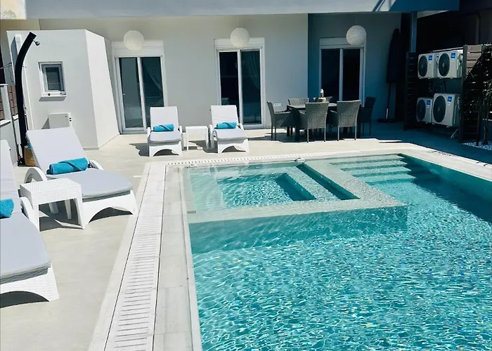Flev\'S Luxury House With Pool